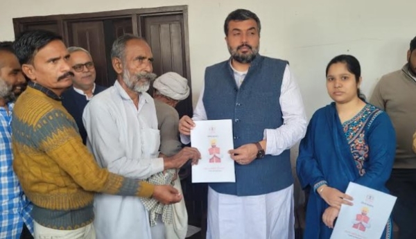 ਵਿਧਾਇਕ ਜਗਦੀਪ ਕੰਬੋਜ ਗੋਲਡੀ ਲੋਕਾਂ ਨੂੰ 1 ਕਰੋੜ 38 ਲੱਖ ਰੁਪਏ ਦੇ ਮੁਆਵਜੇ ਦੇ ਸਰਟੀਫਿਕੇਟ ਵੰਡਣ ਮੌਕੇ।