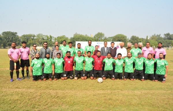 ਦੋ-ਰੋਜ਼ਾ 47ਵਾਂ ਏ.ਆਈ.ਈ.ਐਸ.ਸੀ.ਬੀ. ਫੁੱਟਬਾਲ ਟੂਰਨਾਮੈਂਟ ਦੀ ਸ਼ੁਰੂਆਤ ਮੌਕੇ ਟੀਮ। ਦੋ-ਰੋਜ਼ਾ 47ਵਾਂ ਏ.ਆਈ.ਈ.ਐਸ.ਸੀ.ਬੀ. ਫੁੱਟਬਾਲ ਟੂਰਨਾਮੈਂਟ ਦੀ ਸ਼ੁਰੂਆਤ ਮੌਕੇ ਟੀਮ।