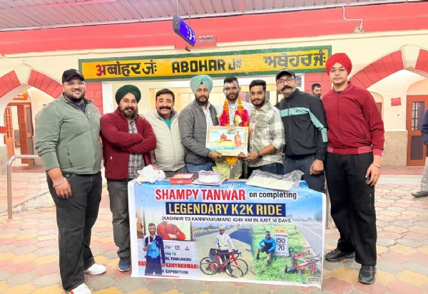 ਅਬੋਹਰ ਪੈਡਲਰਜ਼ ਕਲੱਬ ਦੇ ਮੈਂਬਰ ਸ਼ੈਂਪੀ ਤਨਵਰ ਦਾ ਸਨਮਾਨ ਕਰਦੇ ਹੋਏ ਕਲੱਬ ਦੇ ਨੁਮਾਇੰਦੇ।