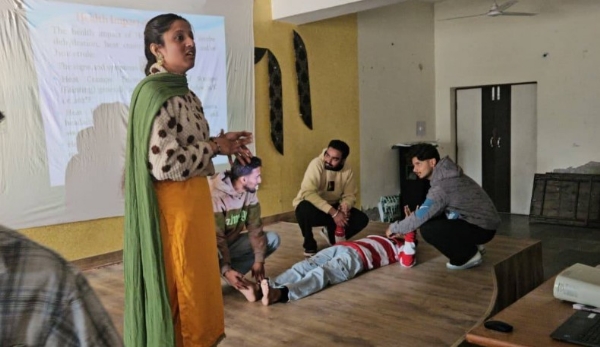 ‘ਯੁਵਾ ਆਪਦਾ ਮਿੱਤਰ’ ਯੋਜਨਾ ਤਹਿਤ ਹੁਸ਼ਿਆਰਪੁਰ ‘ਚ ਲਗਾਏ ਗਏ ਸਿਖਲਾਈ ਪ੍ਰੋਗਰਾਮ ਦਾ ਦ੍ਰਿਸ਼।