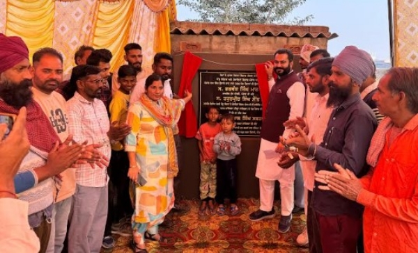 ਵਿਧਾਇਕ ਸਵਨਾ 2 ਕਰੋੜ 73 ਲੱਖ ਦੀ ਲਾਗਤ ਨਾਲ ਬਨਣ ਵਾਲੇ ਖੇਡ ਸਟੇਡੀਅਮਾਂ ਤੇ ਹੈਲਥ ਵੈਲਨੈਸ ਸੈਂਟਰ ਦੇ ਨੀਂਹ ਪੱਥਰ ਰੱਖਣ ਮੌਕੇ।