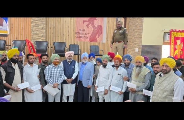 ਮੰਤਰੀ ਹਰਪਾਲ ਚੀਮਾ 11 ਪਿੰਡਾਂ ਦੇ 308 ਹੜ੍ਹ ਪੀੜਤਾਂ ਨੂੰ ਮੁਆਵਜ਼ਾ ਰਾਸ਼ੀ ਦੇ ਮਨਜ਼ੂਰੀ ਪੱਤਰ ਸੌਂਪਦੇ ਹੋਏ। ਮੰਤਰੀ ਹਰਪਾਲ ਚੀਮਾ 11 ਪਿੰਡਾਂ ਦੇ 308 ਹੜ੍ਹ ਪੀੜਤਾਂ ਨੂੰ ਮੁਆਵਜ਼ਾ ਰਾਸ਼ੀ ਦੇ ਮਨਜ਼ੂਰੀ ਪੱਤਰ ਸੌਂਪਦੇ ਹੋਏ।