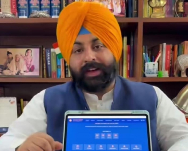 ਅਨੰਦਪੁਰ ਸਾਹਿਬ ਵਿਖੇ ਪੁੱਜਣ ਵਾਲੀ ਸੰਗਤ ਦੀ ਸਹੂਲਤ ਲਈ ਲਾਂਚ ਕੀਤੀ ਗਈ ਵੈਬਸਾਈਟ ਤੇ ਮੋਬਾਈਲ ਐਪ ਬਾਰੇ ਜਾਣਕਾਰੀ ਦਿੰਦੇ ਹੋਏ ਮੰਤਰੀ ਹਰਜੋਤ ਬੈਂਸ। ਅਨੰਦਪੁਰ ਸਾਹਿਬ ਵਿਖੇ ਪੁੱਜਣ ਵਾਲੀ ਸੰਗਤ ਦੀ ਸਹੂਲਤ ਲਈ ਲਾਂਚ ਕੀਤੀ ਗਈ ਵੈਬਸਾਈਟ ਤੇ ਮੋਬਾਈਲ ਐਪ ਬਾਰੇ ਜਾਣਕਾਰੀ ਦਿੰਦੇ ਹੋਏ ਮੰਤਰੀ ਹਰਜੋਤ ਬੈਂਸ।