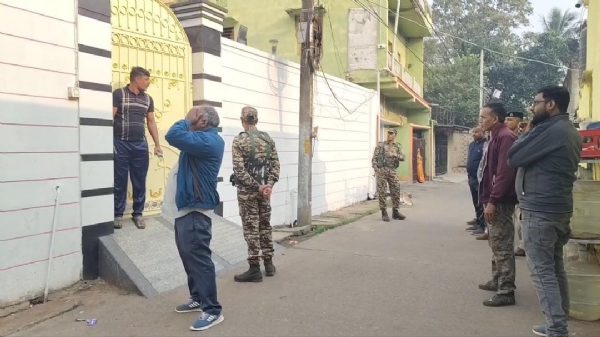 ਈਡੀ ਦੇ ਅਧਿਕਾਰੀ ਅਤੇ ਕਰਮਚਾਰੀ ਲਗਭਗ ਦੋ ਘੰਟੇ ਬਾਹਰ ਖੜ੍ਹੇ ਰਹੇ।