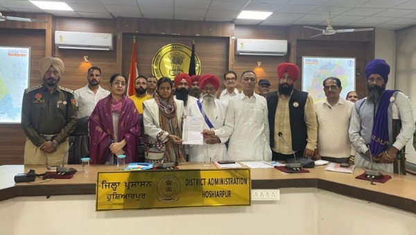 ਡਿਪਟੀ ਕਮਿਸ਼ਨਰ ਹੁਸ਼ਿਆਰਪੁਰ ਆਜ਼ਾਦੀ ਘੁਲਾਟੀਆਂ ਦੇ ਪਰਿਵਾਰਾਂ ਨਾਲ ਮੀਟਿੰਗ ਉਪਰੰਤ। ਡਿਪਟੀ ਕਮਿਸ਼ਨਰ ਹੁਸ਼ਿਆਰਪੁਰ ਆਜ਼ਾਦੀ ਘੁਲਾਟੀਆਂ ਦੇ ਪਰਿਵਾਰਾਂ ਨਾਲ ਮੀਟਿੰਗ ਉਪਰੰਤ।