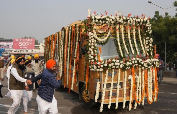 ਵਿਸ਼ਾਲ ਨਗਰ ਕੀਰਤਨ ਦਾ ਸੰਗਰੂਰ ਵਿਖੇ ਵੱਖ-ਵੱਖ ਸਥਾਨਾਂ ’ਤੇ ਜੈਕਾਰਿਆਂ ਦੀ ਗੂੰਜ ਤੇ ਫੁੱਲਾਂ ਦੀ ਵਰਖਾ ਨਾਲ ਸਵਾਗਤ ਕੀਤੇ ਜਾਣ ਦਾ ਦ੍ਰਿਸ਼।