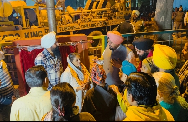 ਵਿਧਾਇਕ ਰੰਧਾਵਾ 40.53 ਲੱਖ ਰੁਪਏ ਦੀ ਲਾਗਤ ਨਾਲ ਨਵੇਂ ਟਿਊਬਵੈੱਲ ਦੇ ਕੰਮ ਦੀ ਸ਼ੁਰੂਆਤ ਕਰਵਾਉਣ ਮੌਕੇ।