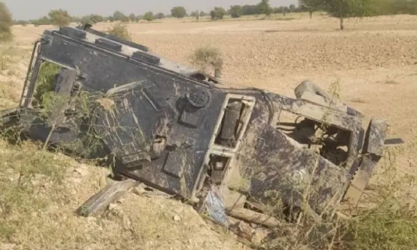 20 ਨਵੰਬਰ ਨੂੰ, ਅੱਤਵਾਦੀਆਂ ਨੇ ਖੈਬਰ ਪਖਤੂਨਖਵਾ ਸੂਬੇ ਦੇ ਡੇਰਾ ਇਸਮਾਈਲ ਖਾਨ ਵਿੱਚ ਪੁਲਿਸ ਵੈਨ ਨੂੰ ਨਿਸ਼ਾਨਾ ਬਣਾਇਆ। ਫੋਟੋ: ਡਾਨ 20 ਨਵੰਬਰ ਨੂੰ, ਅੱਤਵਾਦੀਆਂ ਨੇ ਖੈਬਰ ਪਖਤੂਨਖਵਾ ਸੂਬੇ ਦੇ ਡੇਰਾ ਇਸਮਾਈਲ ਖਾਨ ਵਿੱਚ ਪੁਲਿਸ ਵੈਨ ਨੂੰ ਨਿਸ਼ਾਨਾ ਬਣਾਇਆ। ਫੋਟੋ: ਡਾਨ