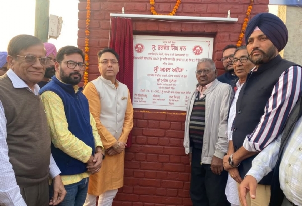 ਮੰਤਰੀ ਅਮਨ ਅਰੋੜਾ ਸੁਨਾਮ ਮੰਡੀ ’ਚ ਬਣਨ ਵਾਲੇ ਸ਼ੈੱਡ ਦਾ ਨੀਂਹ ਪੱਥਰ ਰੱਖਦੇ ਹੋਏ।