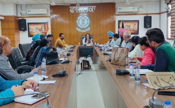 ਫਾਜ਼ਿਲਕਾ ਦੇ ਜ਼ਿਲ੍ਹਾ ਪ੍ਰਬੰਧਕੀ ਕੰਪਲੈਕਸ ਵਿਖੇ ਰੱਖੀ ਮੀਟਿੰਗ ਦੀ ਪ੍ਰਧਾਨਗੀ ਕਰਦੇ ਹੋਏ ਵਧੀਕ ਡਿਪਟੀ ਕਮਿਸ਼ਨਰ।