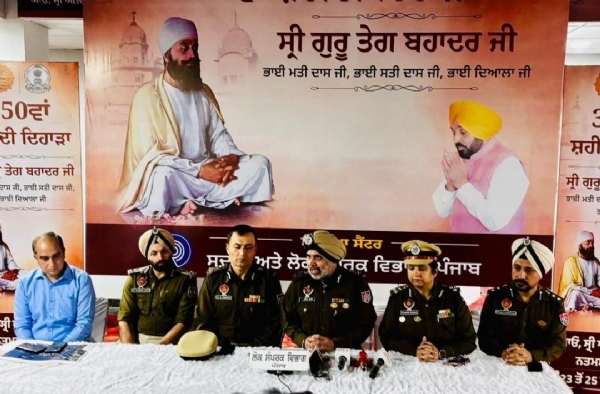 ਡਾਇਰੈਕਟਰ ਜਨਰਲ ਪੁਲਿਸ ਏ.ਐਸ. ਰਾਏ ਪੱਤਰਕਾਰਾਂ ਨੂੰ ਜਾਣਕਾਰੀ ਦਿੰਦੇ ਹੋਏ। ਡਾਇਰੈਕਟਰ ਜਨਰਲ ਪੁਲਿਸ ਏ.ਐਸ. ਰਾਏ ਪੱਤਰਕਾਰਾਂ ਨੂੰ ਜਾਣਕਾਰੀ ਦਿੰਦੇ ਹੋਏ।