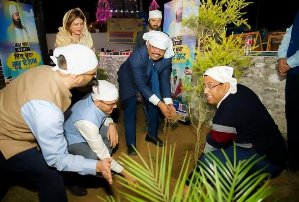 ਪੰਜਾਬ ਦੇ ਮੁੱਖ ਸਕੱਤਰ ਕੇ. ਏ. ਪੀ. ਸਿਨਹਾ ਸ੍ਰੀ ਅਨੰਦਪੁਰ ਸਾਹਿਬ ਵਿਖੇ ਬੂਟਾ ਲਗਾਉਂਦੇ ਹੋਏ। ਪੰਜਾਬ ਦੇ ਮੁੱਖ ਸਕੱਤਰ ਕੇ. ਏ. ਪੀ. ਸਿਨਹਾ ਸ੍ਰੀ ਅਨੰਦਪੁਰ ਸਾਹਿਬ ਵਿਖੇ ਬੂਟਾ ਲਗਾਉਂਦੇ ਹੋਏ।