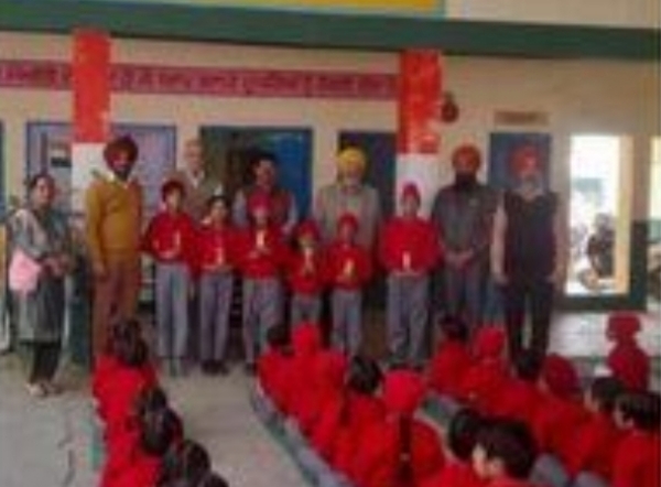 ਪਟਿਆਲਾ ਦੇ ਡੈਡੀਕੇਟਿਡ ਬ੍ਰਦਰਜ਼ ਗਰੁੱਪ ਦੇ ਮੈਂਬਰ ਬੱਚਿਆਂ ਨੂੰ ਗਰਮ ਜਰਸੀਆਂ ਵੰਡਣ ਮੌਕੇ।