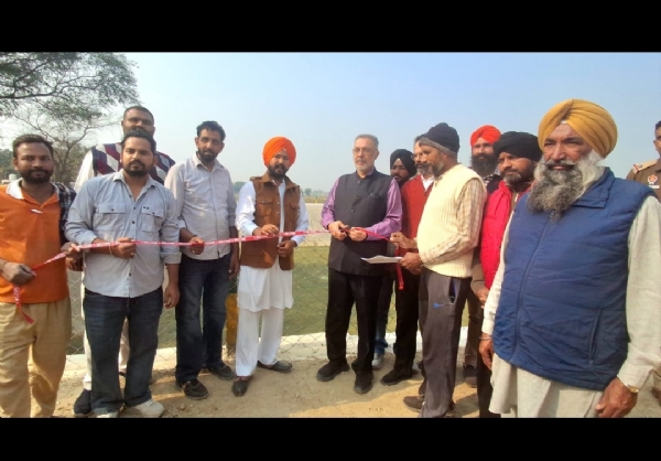 ਮੰਤਰੀ ਡਾ. ਬਲਬੀਰ ਸਿੰਘ ਵਿਕਾਸ ਅਤੇ ਫੰਡਾਂ ਦੀ ਲਹਿਰ ਪ੍ਰੋਗਰਾਮ ਤਹਿਤ ਪਟਿਆਲਾ ਦਿਹਾਤੀ ਦੇ ਵੱਖ-ਵੱਖ ਪਿੰਡਾ ਨੂੰ ਫੰਡਾਂ ਦੀ ਵੰਡ ਕਰਨ ਮੌਕੇ।