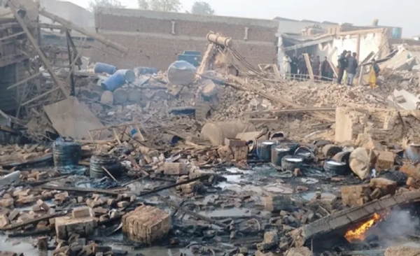 ਇਹ ਧਮਾਕਾ ਪਾਕਿਸਤਾਨ ਦੇ ਪੰਜਾਬ ਸੂਬੇ ਦੇ ਫੈਸਲਾਬਾਦ ਦੇ ਮਲਿਕਪੁਰ ਇਲਾਕੇ ਵਿੱਚ ਅੱਜ ਸਵੇਰੇ ਫੈਕਟਰੀ ਵਿੱਚ ਹੋਇਆ। ਇਹ ਧਮਾਕਾ ਪਾਕਿਸਤਾਨ ਦੇ ਪੰਜਾਬ ਸੂਬੇ ਦੇ ਫੈਸਲਾਬਾਦ ਦੇ ਮਲਿਕਪੁਰ ਇਲਾਕੇ ਵਿੱਚ ਅੱਜ ਸਵੇਰੇ ਫੈਕਟਰੀ ਵਿੱਚ ਹੋਇਆ।