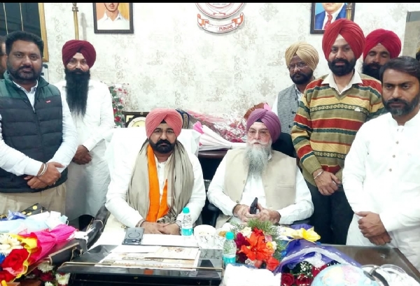 ਗੁਰਤੇਜ ਸਿੰਘ ਖੋਸਾ ਚੇਅਰਮੈਨ ਜ਼ਿਲ੍ਹਾ ਪਲਾਨਿੰਗ ਬੋਰਡ ਵਜੋਂ ਅਹੁਦਾ ਸੰਭਾਲਣ ਮੌਕੇ।