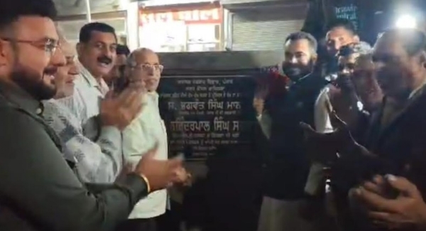 ਵਿਧਾਇਕ ਨਰਿੰਦਰਪਾਲ ਸਿੰਘ ਸਵਨਾ ਮੇਹਰੀਆ ਬਜ਼ਾਰ ਵਾਲੀ ਸੜਕ ਦਾ ਨੀਂਹ ਪੱਥਰ ਰੱਖ ਕੇ ਕੰਮ ਸ਼ੁਰੂ ਕਰਵਾਉਣ ਮੌਕੇ।