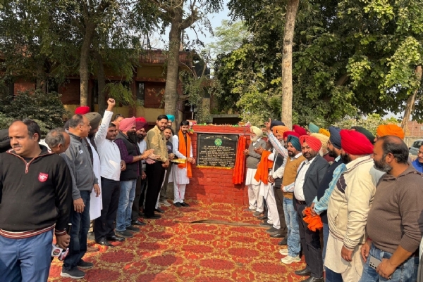 ਵਿਧਾਇਕ ਸ਼ੈਰੀ ਕਲਸੀ ਦਾਣਾ ਮੰਡੀ ਬਟਾਲਾ ਵਿਖੇ 2 ਨਵੇਂ ਉਸਾਰੇ ਸ਼ੈੱਡਾਂ ਦਾ ਉਦਘਾਟਨ ਕਰਦੇ ਹੋਏ. ਵਿਧਾਇਕ ਸ਼ੈਰੀ ਕਲਸੀ ਦਾਣਾ ਮੰਡੀ ਬਟਾਲਾ ਵਿਖੇ 2 ਨਵੇਂ ਉਸਾਰੇ ਸ਼ੈੱਡਾਂ ਦਾ ਉਦਘਾਟਨ ਕਰਦੇ ਹੋਏ.