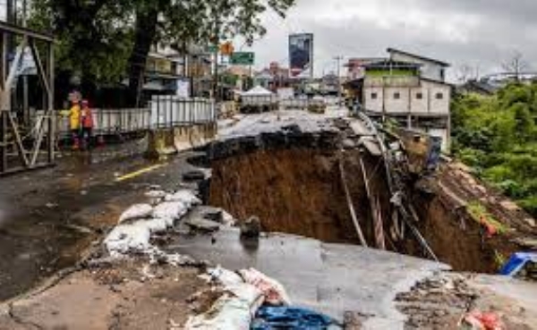 ਇੰਡੋਨੇਸ਼ੀਆ ਵਿੱਚ ਜ਼ਮੀਨ ਖਿਸਕਣ ਦੀ ਘਟਨਾ ਇੰਡੋਨੇਸ਼ੀਆ ਵਿੱਚ ਜ਼ਮੀਨ ਖਿਸਕਣ ਦੀ ਘਟਨਾ