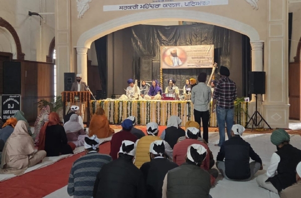 ਮਹਿੰਦਰਾ ਕਾਲਜ ਪਟਿਆਲਾ ਵਲੋਂ ਕਰਵਾਏ ਗਏ ਸ਼ਹੀਦੀ ਪੁਰਬ ਨੂੰ ਸਮਰਪਿਤ ਗੁਰਬਾਣੀ ਗਾਇਨ ਸਮਾਗਮ ਦਾ ਦ੍ਰਿਸ਼।
