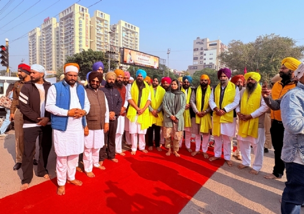 ਤਲਵੰਡੀ ਸਾਬੋ ਤੋਂ ਮੋਹਾਲੀ ਪੁੱਜੇ ਨਗਰ ਕੀਰਤਨ ਦੇ ਸਵਾਗਤ ਲਈ ਖੜੇ ਐਮ ਪੀ ਮਾਲਵਿੰਦਰ ਸਿੰਘ ਕੰਗ।