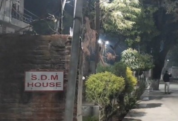 ਬਟਾਲਾ ਦੇ ਐਸ. ਡੀ. ਐਮ. ਦੀ ਰਿਹਾਇਸ਼ ’ਤੇ ਵਿਜੀਲੈਂਸ ਦੀ ਟੀਮ ਛਾਪੇਮਾਰੀ ਦੌਰਾਨ। ਬਟਾਲਾ ਦੇ ਐਸ. ਡੀ. ਐਮ. ਦੀ ਰਿਹਾਇਸ਼ ’ਤੇ ਵਿਜੀਲੈਂਸ ਦੀ ਟੀਮ ਛਾਪੇਮਾਰੀ ਦੌਰਾਨ।