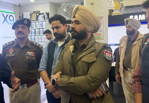 ਐਸ. ਐਸ. ਪੀ. ਬਟਾਲਾ ਗੋਲੀਬਾਰੀ ਦੀ ਘਟਨਾ ਵਾਲੀ ਥਾਂ ਦਾ ਦੌਰਾ ਕਰਦੇ ਹੋਏ.