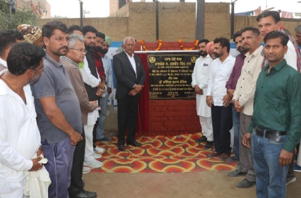 ਬਰਿੰਦਰ ਗੋਇਲ ਹਲਕਾ ਲਹਿਰਾ ਦੇ 10 ਪਿੰਡਾਂ ਵਿੱਚ ਕਰੀਬ 02 ਕਰੋੜ 92 ਲੱਖ ਰੁਪਏ ਦੀ ਲਾਗਤ ਨਾਲ ਖੇਡ ਸਟੇਡੀਅਮ ਬਣਾਉਣ ਦੀ ਸ਼ੁਰੂਆਤ ਕਰਵਾਉਂਦੇ ਹੋਏ।