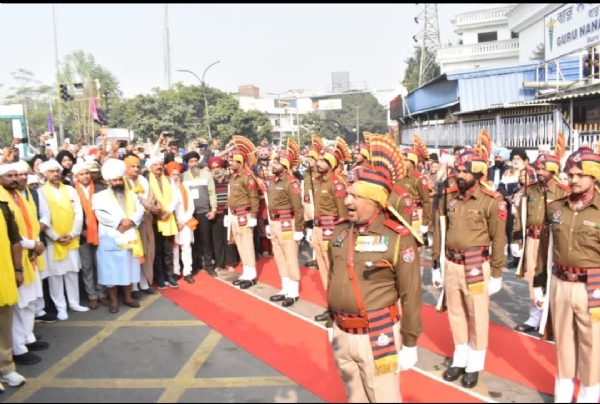 ਜਲੰਧਰ ’ਚ ਪਵਿੱਤਰ ਨਗਰ ਕੀਰਤਨ ਨੂੰ ‘ਗਾਰਡ ਆਫ਼ ਆਨਰ’ ਦਿੰਦੇ ਹੋਏ. ਜਲੰਧਰ ’ਚ ਪਵਿੱਤਰ ਨਗਰ ਕੀਰਤਨ ਨੂੰ ‘ਗਾਰਡ ਆਫ਼ ਆਨਰ’ ਦਿੰਦੇ ਹੋਏ.