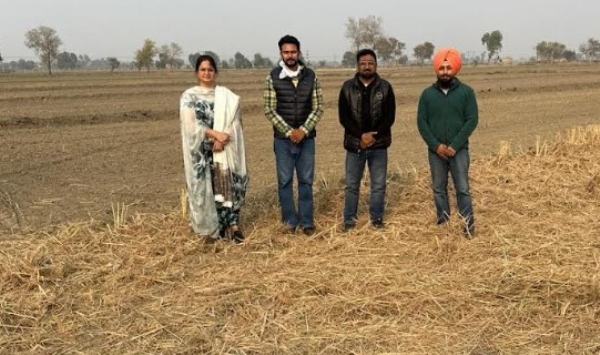 ਖੇਤੀਬਾੜੀ ਵਿਭਾਗ ਦੇ ਅਧਿਕਾਰੀ ਕਿਸਾਨਾਂ ਨਾਲ ਰਾਬਤਾ ਕਰਕੇ ਪਰਾਲੀ ਪ੍ਰਬੰਧਨ ਬਾਰੇ ਵਿਚਾਰ ਚਰਚਾ ਕਰਦੇ ਹੋਏ। ਖੇਤੀਬਾੜੀ ਵਿਭਾਗ ਦੇ ਅਧਿਕਾਰੀ ਕਿਸਾਨਾਂ ਨਾਲ ਰਾਬਤਾ ਕਰਕੇ ਪਰਾਲੀ ਪ੍ਰਬੰਧਨ ਬਾਰੇ ਵਿਚਾਰ ਚਰਚਾ ਕਰਦੇ ਹੋਏ।