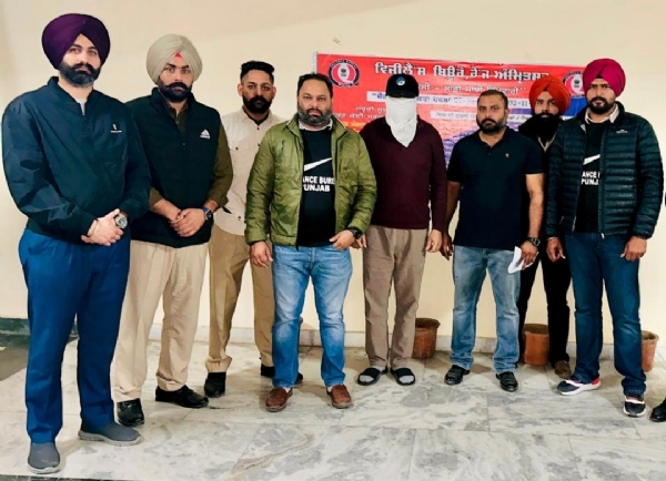 ਵਿਜੀਲੈਸ ਵਲੋਂ ਗ੍ਰਿਫਤਾਰ ਐਸ.ਡੀ.ਐਮ. ਬਟਾਲਾ।