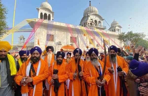 ਸ਼ਹੀਦੀ ਨਗਰ ਕੀਰਤਨ ਗੁਰਦੁਆਰਾ ਸ੍ਰੀ ਚਰਨਕੰਵਲ ਸਾਹਿਬ ਮਾਛੀਵਾੜਾ ਤੋਂ ਅਗਲੇ ਪੜਾਅ ਗੁਰਦੁਆਰਾ ਸ੍ਰੀ ਭੱਠਾ ਸਾਹਿਬ ਰੋਪੜ ਲਈ ਰਵਾਨਾ ਹੁੰਦਾ ਹੋਇਆ।