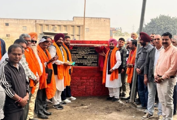 ਵਿਧਾਇਕ ਗਰੇਵਾਲ ਪਾਣੀ ਵਾਲੀ ਟੈਂਕੀ ਸਥਾਪਤ ਕਰਨ ਅਤੇ ਸੰਬੰਧਿਤ ਪਾਈਪਲਾਈਨ ਵਿਛਾਉਣ ਦੇ ਕੰਮ ਦੀ ਸ਼ੁਰੂਆਤ ਮੌਕੇ ਨੀਂਹ ਪੱਥਰ ਰੱਖਦੇ ਹੋਏ।