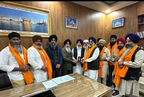 ਰਾਏਪੁਰ ਦੀ ਸੰਗਤ ਹੜ੍ਹ ਪੀੜਤ ਫੰਡ ਲਈ 5 ਲੱਖ ਦਾ ਸਹਿਯੋਗ ਦਿੰਦੇ ਹੋਏ।