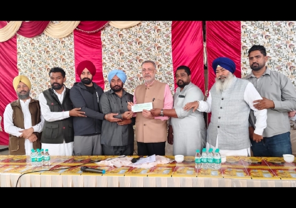 ਇਤਿਹਾਸਿਕ ਗੁਰਦੁਆਰੇ ਰੋਹਟਾ ਸਾਹਿਬ ਅਤੇ ਧੰਗੇੜਾ ਸਾਹਿਬ ਲਈ ਇਕ ਕਰੋੜ ਰੁਪਏ ਦੀ ਗ੍ਰਾਂਟ ਜਾਰੀ ਕਰਦੇ ਹੋਏ ਡਾ. ਬਲਬੀਰ ਸਿੰਘ ਇਤਿਹਾਸਿਕ ਗੁਰਦੁਆਰੇ ਰੋਹਟਾ ਸਾਹਿਬ ਅਤੇ ਧੰਗੇੜਾ ਸਾਹਿਬ ਲਈ ਇਕ ਕਰੋੜ ਰੁਪਏ ਦੀ ਗ੍ਰਾਂਟ ਜਾਰੀ ਕਰਦੇ ਹੋਏ ਡਾ. ਬਲਬੀਰ ਸਿੰਘ