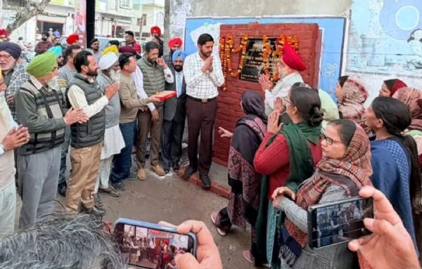 ਵਿਧਾਇਕ ਸ਼ੈਰੀ ਕਲਸੀ ਵਾਰਡ ਨੰਬਰ 19 ਦੀ ਗਲੀ ਨੰਬਰ 6 ਵਿਖੇ ਗਲੀ ਦਾ ਨਿਰਮਾਣ ਕਾਰਜ ਸ਼ੁਰੂ ਕਰਵਾਉਂਦੇ ਹੋਏ।