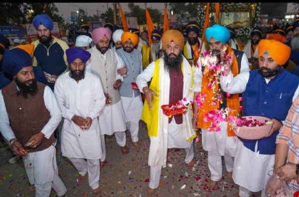 ਤਲਵੰਡੀ ਸਾਬੋ ਤੇ ਫਰੀਦਕੋਟ ਤੋਂ ਆਏ ਨਗਰ ਕੀਰਤਨਾਂ ਦਾ ਸ੍ਰੀ ਅਨੰਦਪੁਰ ਸਾਹਿਬ ਪੁੱਜਣ ਉੱਤੇ ਭਰਵਾਂ ਸਵਾਗਤ ਕਰਦੇ ਹੋਏ ਮੰਤਰੀ ਹਰਜੋਤ ਬੈਂਸ। ਤਲਵੰਡੀ ਸਾਬੋ ਤੇ ਫਰੀਦਕੋਟ ਤੋਂ ਆਏ ਨਗਰ ਕੀਰਤਨਾਂ ਦਾ ਸ੍ਰੀ ਅਨੰਦਪੁਰ ਸਾਹਿਬ ਪੁੱਜਣ ਉੱਤੇ ਭਰਵਾਂ ਸਵਾਗਤ ਕਰਦੇ ਹੋਏ ਮੰਤਰੀ ਹਰਜੋਤ ਬੈਂਸ।