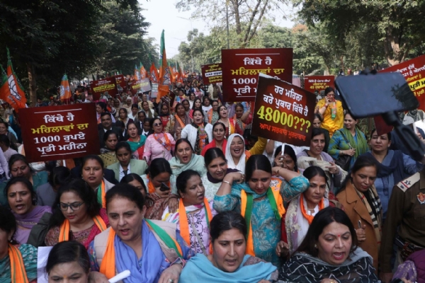 ਚੰਡੀਗੜ੍ਹ ਵਿੱਚ ਅਰਵਿੰਦ ਕੇਜਰੀਵਾਲ ਦੇ ‘ਸੀਸ ਮਹਿਲ’ ਦੇ ਘਿਰਾਓ ਦੌਰਾਨ ਭਾਰਤੀ ਜਨਤਾ ਪਾਰਟੀ ਮਹਿਲਾ ਮੋਰਚਾ ਚੰਡੀਗੜ੍ਹ ਵਿੱਚ ਅਰਵਿੰਦ ਕੇਜਰੀਵਾਲ ਦੇ ‘ਸੀਸ ਮਹਿਲ’ ਦੇ ਘਿਰਾਓ ਦੌਰਾਨ ਭਾਰਤੀ ਜਨਤਾ ਪਾਰਟੀ ਮਹਿਲਾ ਮੋਰਚਾ