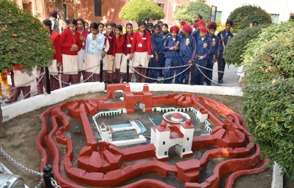 ਸਟੂਡੈਂਟ ਪੁਲਿਸ ਕੈਡਿਟ ਸਕੀਮ ਤਹਿਤ 450 ਵਿਦਿਆਰਥੀ ਪੀਪੀਏ ਫਿਲੌਰ  ਦੇ ਟੂਰ ਦੌਰਾਨ।