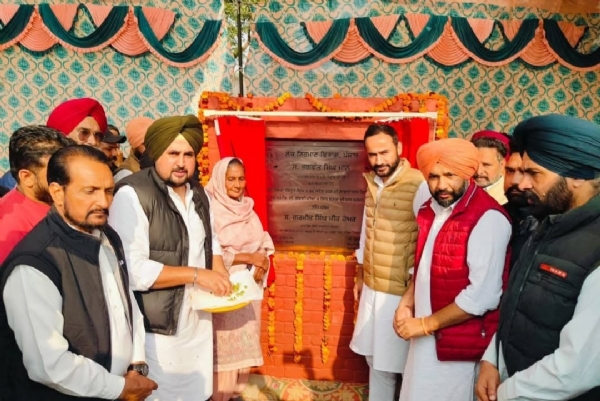 ਸੰਸਦ ਮੈਂਬਰ ਮੀਤ ਹੇਅਰ 2.88 ਕਰੋੜ ਦੀ ਲਾਗਤ ਵਾਲੀਆਂ 4 ਸੜਕਾਂ ਦੇ ਕੰਮਾਂ ਦਾ ਨੀਂਹ ਪੱਥਰ ਰੱਖਦੇ ਹੋਏ।