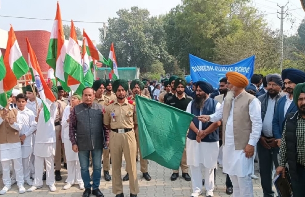 ਸਰਦਾਰ ਵੱਲਭ ਭਾਈ ਪਟੇਲ ਦੇ 150ਵੇਂ ਜਨਮ ਦਿਵਸ ਮੌਕੇ ਫ਼ਰੀਦਕੋਟ ਚ ਵਿਸ਼ਾਲ ਪੈਦਲ ਯਾਤਰਾ ਨੂੰ ਹਰੀ ਝੰਡੀ ਦੇ ਕੇ ਰਵਾਨਾ ਕਰਦੇ ਹੋਏ ਵਿਧਾਇਕ। ਸਰਦਾਰ ਵੱਲਭ ਭਾਈ ਪਟੇਲ ਦੇ 150ਵੇਂ ਜਨਮ ਦਿਵਸ ਮੌਕੇ ਫ਼ਰੀਦਕੋਟ ਚ ਵਿਸ਼ਾਲ ਪੈਦਲ ਯਾਤਰਾ ਨੂੰ ਹਰੀ ਝੰਡੀ ਦੇ ਕੇ ਰਵਾਨਾ ਕਰਦੇ ਹੋਏ ਵਿਧਾਇਕ।