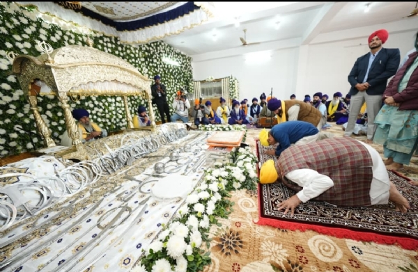 ਭਗਵੰਤ ਮਾਨ ਅਤੇ ਅਰਵਿੰਦ ਕੇਜਰੀਵਾਲ ਨੇ ਗੁਰਦੁਆਰਾ ਬਾਬਾ ਬੁੱਢਾ ਦਲ ਛਾਉਣੀ ਵਿਖੇ ਅਕਾਲ ਪੁਰਖ ਦਾ ਅਸ਼ੀਰਵਾਦ ਲੈਣ ਮੌਕੇ। ਭਗਵੰਤ ਮਾਨ ਅਤੇ ਅਰਵਿੰਦ ਕੇਜਰੀਵਾਲ ਨੇ ਗੁਰਦੁਆਰਾ ਬਾਬਾ ਬੁੱਢਾ ਦਲ ਛਾਉਣੀ ਵਿਖੇ ਅਕਾਲ ਪੁਰਖ ਦਾ ਅਸ਼ੀਰਵਾਦ ਲੈਣ ਮੌਕੇ।