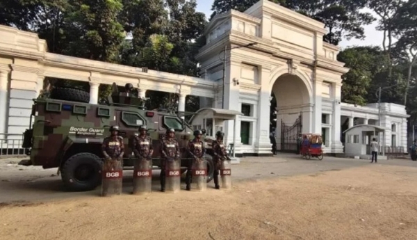 ਸ਼ੇਖ ਹਸੀਨਾ ਵਿਰੁੱਧ ਫੈਸਲਾ ਆਉਣ ਤੋਂ ਬਾਅਦ ਬੰਗਲਾਦੇਸ਼ ਦੇ ਅੰਤਰਰਾਸ਼ਟਰੀ ਅਪਰਾਧ ਟ੍ਰਿਬਿਊਨਲ ਦੇ ਆਲੇ-ਦੁਆਲੇ ਸਖ਼ਤ ਸੁਰੱਖਿਆ ਪ੍ਰਬੰਧ ਕੀਤੇ ਗਏ ਹਨ। ਫੋਟੋ: ਢਾਕਾ ਟ੍ਰਿਬਿਊਨ ਸ਼ੇਖ ਹਸੀਨਾ ਵਿਰੁੱਧ ਫੈਸਲਾ ਆਉਣ ਤੋਂ ਬਾਅਦ ਬੰਗਲਾਦੇਸ਼ ਦੇ ਅੰਤਰਰਾਸ਼ਟਰੀ ਅਪਰਾਧ ਟ੍ਰਿਬਿਊਨਲ ਦੇ ਆਲੇ-ਦੁਆਲੇ ਸਖ਼ਤ ਸੁਰੱਖਿਆ ਪ੍ਰਬੰਧ ਕੀਤੇ ਗਏ ਹਨ। ਫੋਟੋ: ਢਾਕਾ ਟ੍ਰਿਬਿਊਨ