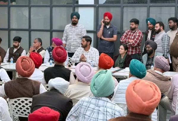 ਵਿਧਾਇਕ ਸ਼ੈਰੀ ਕਲਸੀ ਵਿਕਾਸ ਕਾਰਜਾਂ ਦੀ ਸਮੀਖਿਆ ਤੇ ਵਿਕਾਸ ਕਾਰਜਾਂ ਨੂੰ ਹੋਰ ਤੇਜ਼ ਕਰਨ ਲਈ ਸਰਪੰਚਾਂ ਅਤੇ ਅਧਿਕਾਰੀਆਂ ਨਾਲ ਮੀਟਿੰਗ ਦੌਰਾਨ।