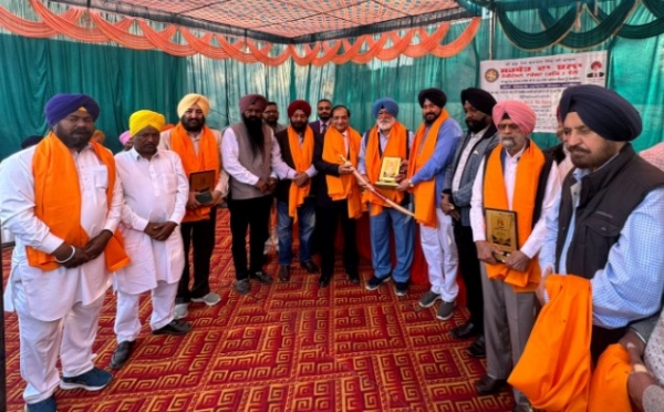 ਸਰਬੱਤ ਦਾ ਭਲਾ ਟਰੱਸਟ ਵੱਲੋਂ ਬਣਾਏ 35 ਘਰ ਸਿੱਖ ਸਿਗਲੀਗਰ ਪਰਿਵਾਰਾਂ ਦੇ ਹਵਾਲੇ ਕਰਨ ਮੌਕੇ ਡਾ. ਐਸ. ਪੀ. ਸਿੰਘ ਓਬਰਾਏ।