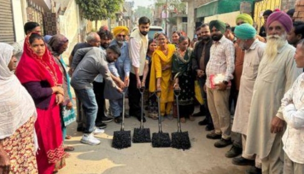 ਮੇਅਰ ਪਦਮਜੀਤ ਸਿੰਘ ਮਹਿਤਾ ਪ੍ਰੀਮਿਕਸ ਦੇ ਕੰਮ ਦੀ ਸ਼ੁਰੂਆਤ ਕਰਵਾਉਦੇ ਹੋਏ।