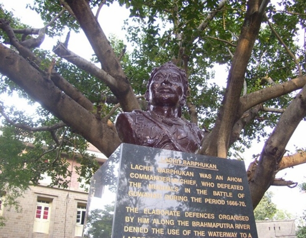 ਅਹੋਮ ਰਾਜਵੰਸ਼ ਨੇ 600 ਸਾਲਾਂ ਤੋਂ ਵੱਧ ਸਮੇਂ ਤੱਕ ਅਸਾਮ ਉੱਤੇ ਰਾਜ ਕੀਤਾ। ਲਾਚਿਤ ਬੋਰਫੁਕਨ ਇਸ ਸਾਮਰਾਜ ਦੇ ਇੱਕ ਬਹਾਦਰ ਜਰਨੈਲ ਸਨ। ਗੰਭੀਰ ਬਿਮਾਰ ਹੋਣ ਦੇ ਬਾਵਜੂਦ, ਉਨ੍ਹਾਂ 1671 ਵਿੱਚ ਸਰਾਏਘਾਟ ਵਿਖੇ ਸ਼ਕਤੀਸ਼ਾਲੀ ਮੁਗਲਾਂ ਦਾ ਸਾਹਮਣਾ ਕੀਤਾ। ਉਨ੍ਹਾਂ ਅਹੋਮ ਫੌਜ ਦੀ ਅਗਵਾਈ ਕੀਤੀ ਅਤੇ ਮੁਗਲਾਂ ਨੂੰ ਹਰਾਇਆ। 25 ਅਪ੍ਰੈਲ, 1672 ਨੂੰ ਲੜਾਈ ਤੋਂ ਬਾਅਦ ਉਨ੍ਹਾਂ ਮੌਤ ਹੋ ਗਈ।
