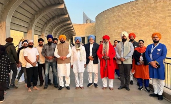 ਸੰਗਤ ਨਾਲ ਲਗਾਇਆ ਗਾਈਡਡ ਵਿਰਾਸਤੀ ਟੂਰ ਕਰਨ ਉਪਰੰਤ ਕੈਬਨਿਟ ਮੰਤਰੀ ਤਰੁਨਪ੍ਰੀਤ ਸਿੰਘ ਸੌਂਦ, ਵਿਧਾਇਕ ਬੁੱਧ ਰਾਮ ।