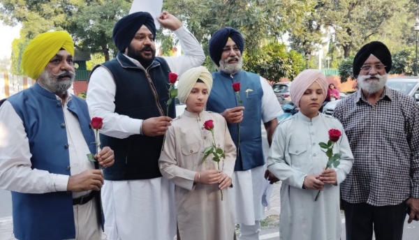 ਸ਼੍ਰੋਮਣੀ ਅਕਾਲੀ ਦਲ (ਪੁਨਰ ਸੁਰਜੀਤ) ਦੇ ਆਗੂ ਰਾਜਪਾਲ ਪੰਜਾਬ ਨੂੰ ਮੰਗ ਪੱਤਰ ਸੌਪਣ ਉਪਰੰਤ।