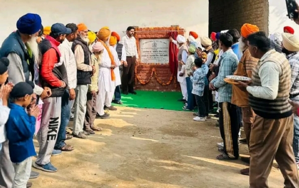 ਵਿਧਾਇਕ ਸ਼ੈਰੀ ਕਲਸੀ ਪਿੰਡ ਤੱਤਲੇ ਵਿਖੇ ਲਿੰਕ ਸੜਕ ਫਿਰਨੀ ਅਤੇ ਇੰਟਰਨਲ ਸੜਕ ਬਣਾਉਣ ਦਾ ਨੀਂਹ ਪੱਥਰ ਰੱਖਦੇ ਹੋਏ। ਵਿਧਾਇਕ ਸ਼ੈਰੀ ਕਲਸੀ ਪਿੰਡ ਤੱਤਲੇ ਵਿਖੇ ਲਿੰਕ ਸੜਕ ਫਿਰਨੀ ਅਤੇ ਇੰਟਰਨਲ ਸੜਕ ਬਣਾਉਣ ਦਾ ਨੀਂਹ ਪੱਥਰ ਰੱਖਦੇ ਹੋਏ।